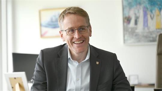 Daniel Günther hat nun ein Kurbelradio für den Krisenfall (Archivbild).