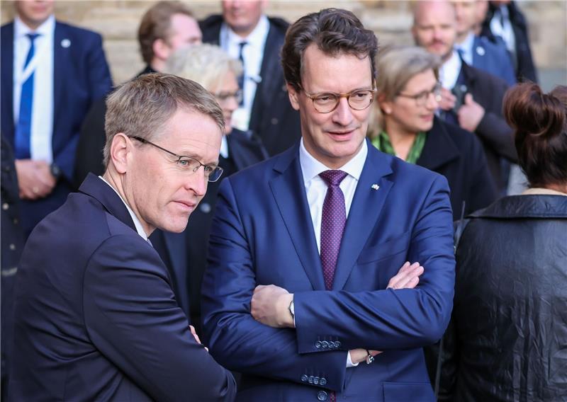 Daniel Günther (l.) und Hendrik Wüst (beide CDU) sind dem Ballermann-Hit  «Mach den Hub Hub Hub» nicht abgeneigt.