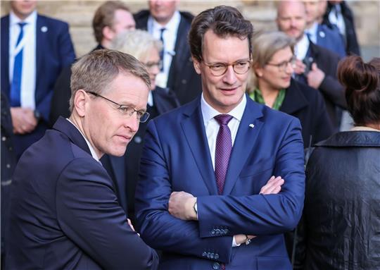 Daniel Günther (l.) und Hendrik Wüst (beide CDU) sind dem Ballermann-Hit  «Mach den Hub Hub Hub» nicht abgeneigt.