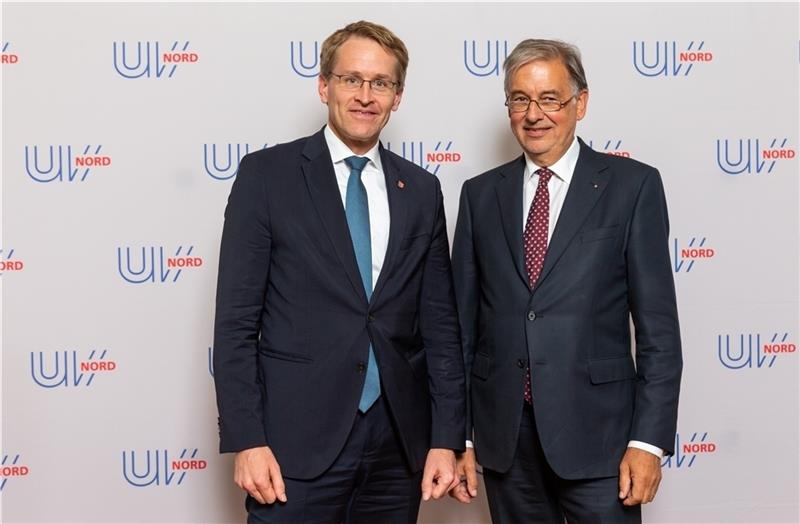 Daniel Günther (links) mit UVNord-Präsident Uli Wachholtz beim Festakt zur zehnjährigen Amtszeit des Verbandschefs. Foto: Ulrich Perrey
