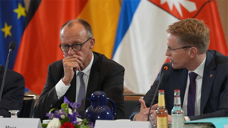 Daniel Günther (r) sprach bei „Inas Nacht“ auch über Friedrich Merz.