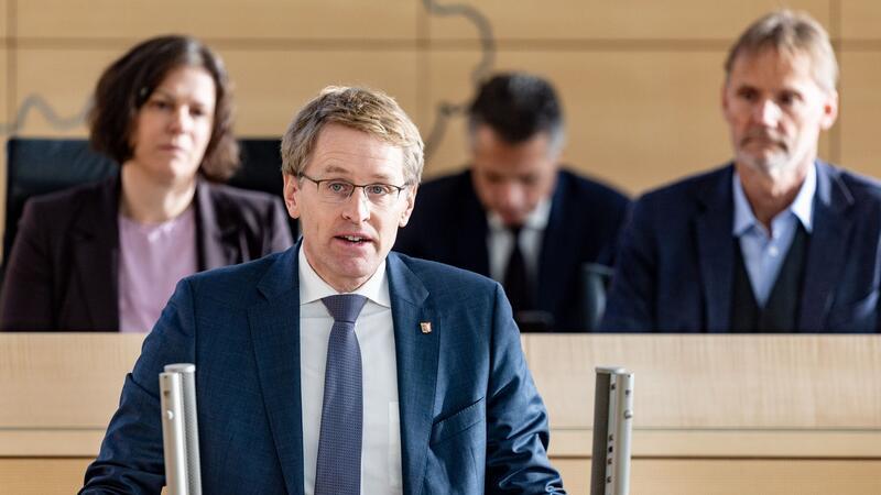 Daniel Günther spricht im Landtag.