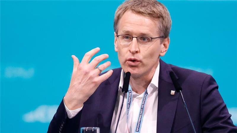 Daniel Günther übergibt den Sonder-Schulpreis an die Berufsschule für Hörakustiker und Hörakustik. (Archivbild)