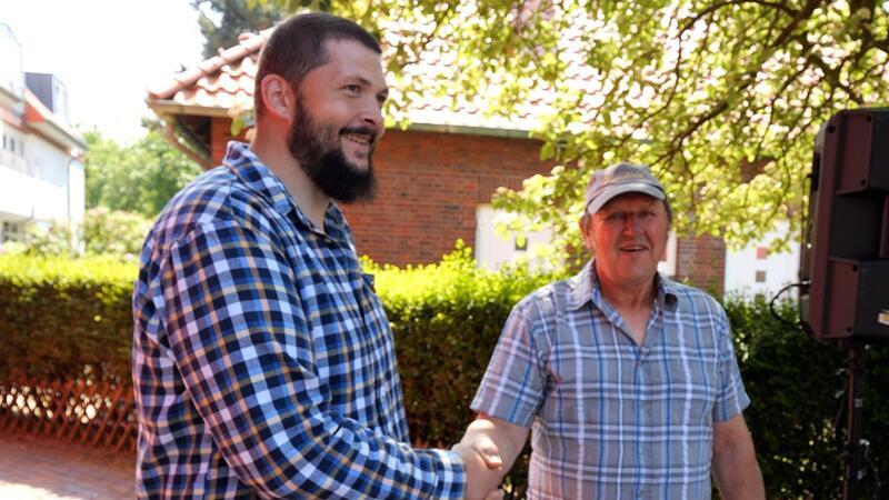 Daniel Jochheim (l), der neue Leuchtturmwärter auf Wangerooge, wird von seinem Vorgänger Jan Gerdes begrüßt.