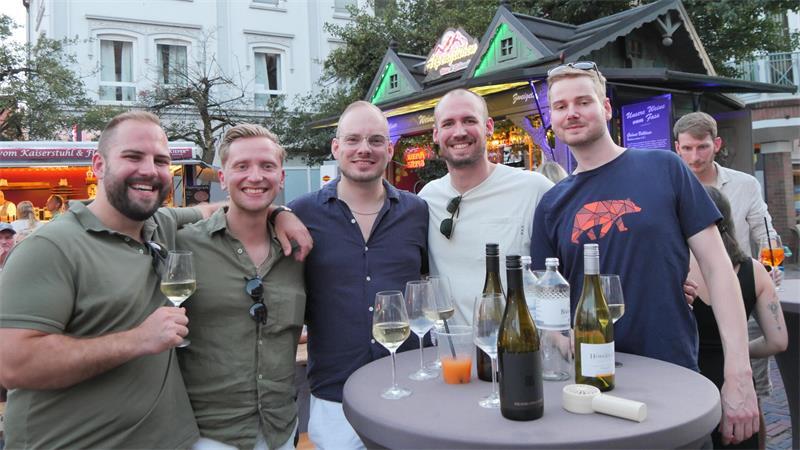 Süße Männer, trockener Wein: Buxtehuder Weinfest sorgt für Schmunzler Daniel, Jonas, Hendrik, Max und Jörn kommen aus Hollenstedt und sind mit handlichem Ventilator bestens für den warmen Sommerabend gerüstet. Ihnen gefällt die neue Partyzone vor dem historischen Rathaus.