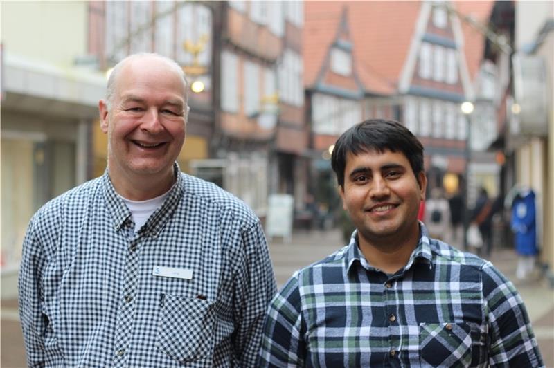Daniel Lang (links) von der Abteilung Soziale Hilfen und Integration hat Mohammed Essa Adeeb in Deutschland beim Start in ein neues Leben geholfen. Foto: Richter