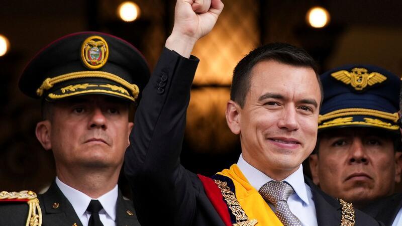 Ecuadors neuer Präsident stellt Altersrekord auf Daniel Noboa (M), frisch vereidigter Präsident von Ecuador, winkt von einem Balkon des Präsidentenpalastes.