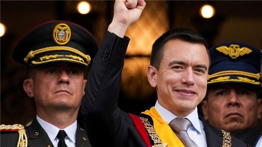 Daniel Noboa (M), frisch vereidigter Präsident von Ecuador, winkt von einem Balkon des Präsidentenpalastes.