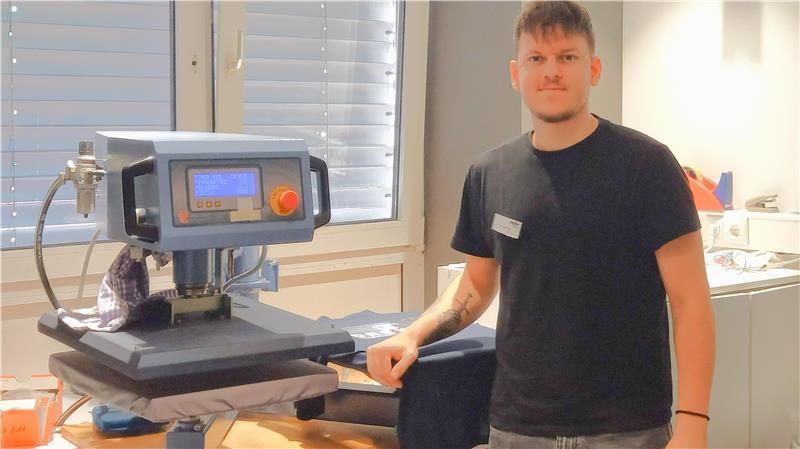 Das Spiel ist härter und in Fredenbeck vieles anders als in der Slowakei Daniel Polák arbeitet bei Mohr Sports und bedruckt Shirts und Trikots.