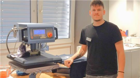 Daniel Polák arbeitet bei Mohr Sports und bedruckt Shirts und Trikots.