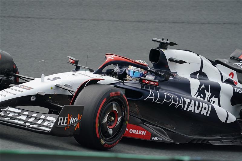 Daniel Ricciardo aus Australien vom Team Alpha Tauri ist auf der Strecke unterwegs.