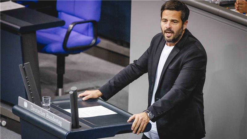 Daniel Schneider, SPD, MdB, bei einer Rede im Bundestag. Drei Jahre lang hat er sein Mandat für den Wahlkreis Cuxhaven/Stade II ausgeübt. Foto: Juliane Sonntag/Deutscher Bundestag