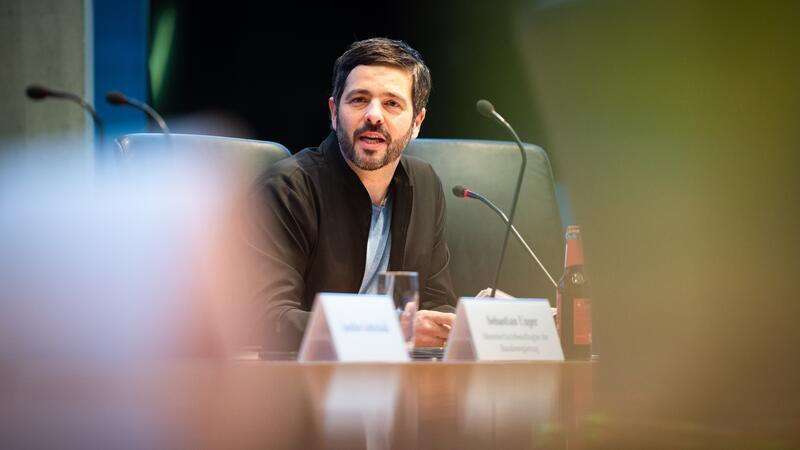 Daniel Schneider: Plötzlich ist der Neue der Routinier Daniel Schneider hat mit weiteren Abgeordneten den Parlamentskreis Meerespolitik gegründet und den Vorsitz übernommen. Der Meeresschutz ist zu seinem Thema geworden.
