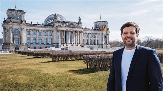 Daniel Schneider vor dem Berliner Reichstagsgebäude.