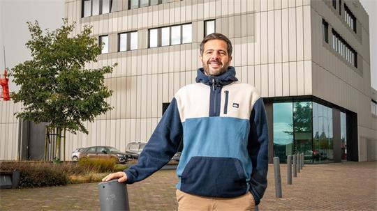 Daniel Schneider vor dem Thünen-Institut in Bremerhaven. (Archivbild)