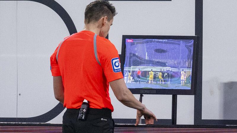Schiedsrichter Siebert: VAR hat Fußball fairer gemacht Daniel Siebert überprüft das Handspiel per Videobewei