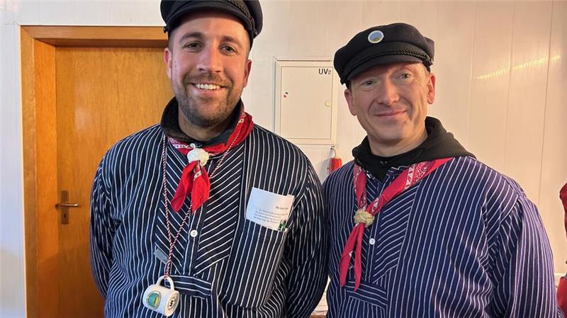Daniel Sommerfeld und Chris Thielker (rechts) liefern in der Gaststätte Meier Nachschub an.