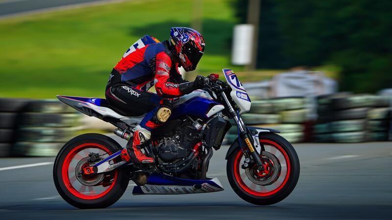 Daniel Stache fährt mit seiner Yamaha als bester Neuling um einen DM-Podestplatz mit.