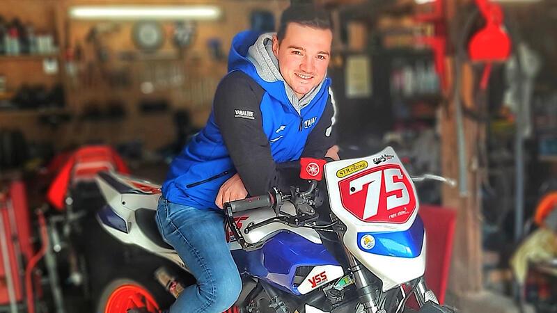Schleizer Dreieck und Hockenheimring: Sein Hobby führt auf legendäre Rennstrecken Daniel Stache schraubt zu Hause in der Garage an seiner Yamaha.
