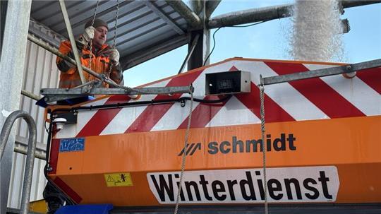 Daniel Stäckeler befüllt ein Streufahrzeug mit Salz aus dem darüberliegenden Silo.