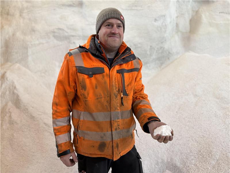 Daniel Stäckeler mit einer Handvoll Salz.