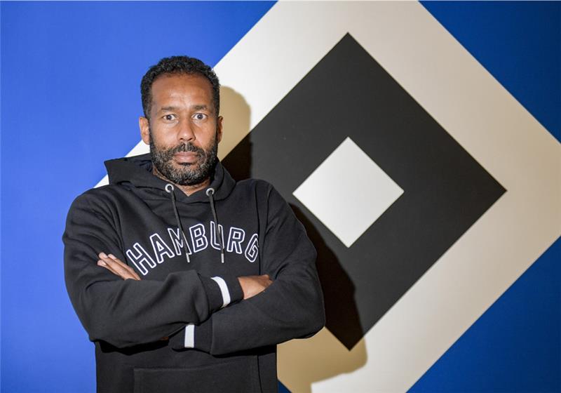 Daniel Thioune, Trainer des Hamburger SV, steht vor dem Vereinslogo, der Raute. Foto: dpa-Bildfunk