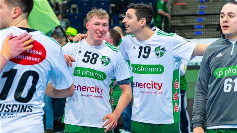 Profivertrag für Ex-Horneburger: Er spielt nur noch Bundesliga Daniel Weber freut sich mit Teamkollege Marius Steinhauser.