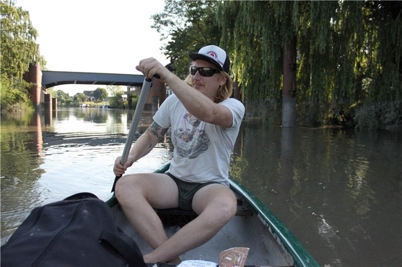 Daniel Wiebusch ist spontan . Er schnappt sich ein Kanu und paddelt nach Neßsand. Fotos: Bröhan