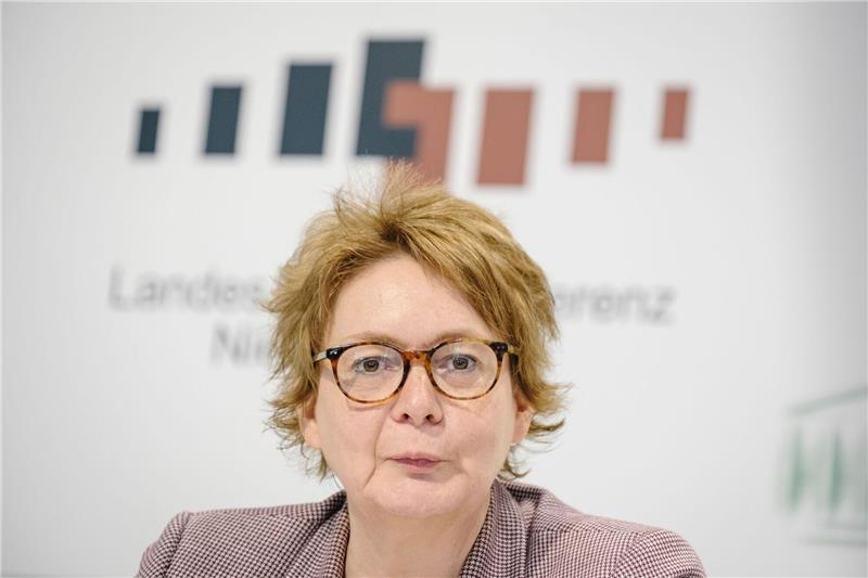 Inzidenz im Kreis Stade bleibt über 400 Daniela Behrens (SPD), Gesundheitsministerin, spricht während einer Pressekonferenz.