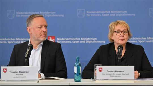 Daniela Behrens (SPD), Innenministerin Niedersachsen, sitzt neben Thorsten Massinger, Präsident des Landeskriminalamtes Niedersachsen.