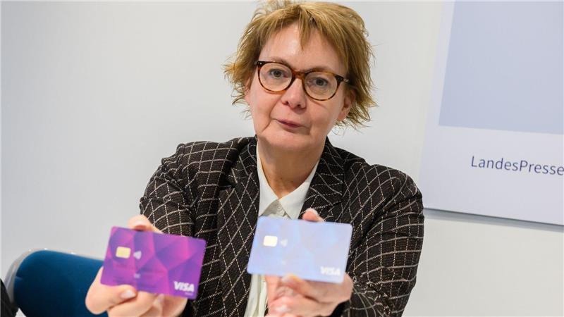 Daniela Behrens (SPD), Innenministerin Niedersachsen, zeigt Bezahlkarten in der Landespressekonferenz Niedersachsen.