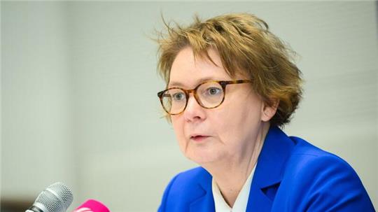 Daniela Behrens (SPD), Innenministerin, stellt bei einer Pressekonferenz die Polizeiliche Kriminalstatistik 2023 für Niedersachsen vor.