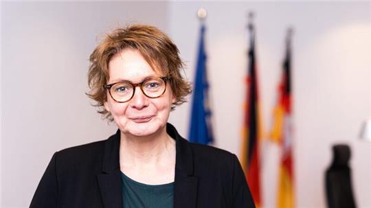 Daniela Behrens (SPD), Innenministerin von Niedersachsen, steht in ihrem Büro im Innenministerium.