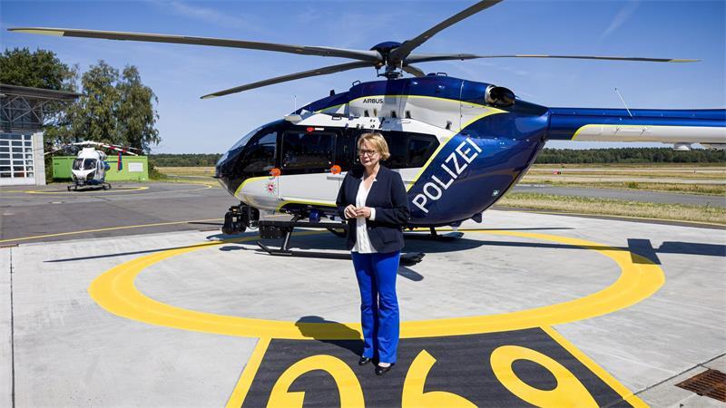 Daniela Behrens (SPD), Innenministerin von Niedersachsen, vor dem neuen Hubschrauber der Polizeihubschrauberstaffel.