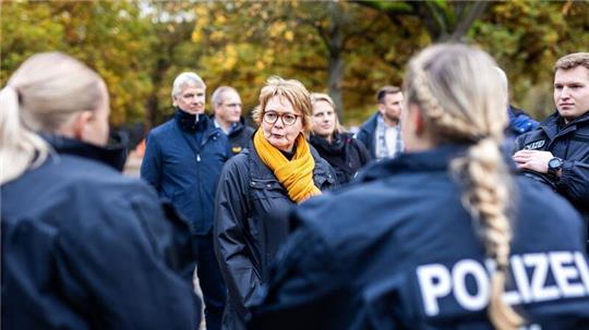 Daniela Behrens (SPD, M), Innenministerin von Niedersachsen, spricht mit Polizisten.