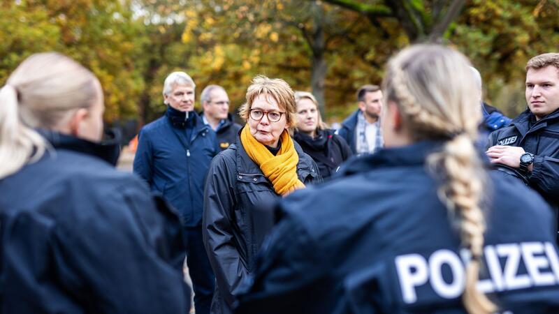Politik und Clubs wollen Stadiongewalt bekämpfen Daniela Behrens (SPD, M), Innenministerin von Niedersachsen, spricht mit Einsatzkräften der Polizei vor dem Stadion.