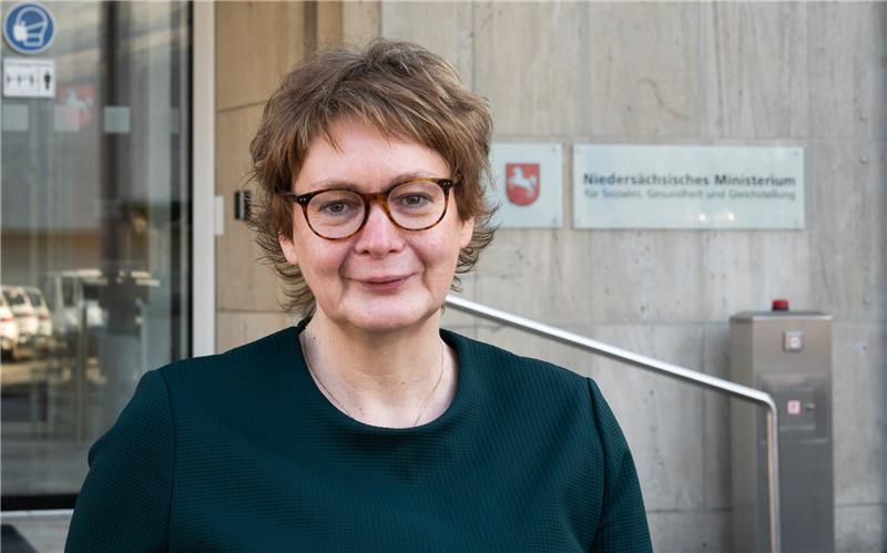 Daniela Behrens (SPD), Niedersachsens Sozial- und Gesundheitsministerin, steht für Fotoaufnahmen vor dem Sozialministerium (Archivbild). Foto: Julian Stratenschulte/dpa