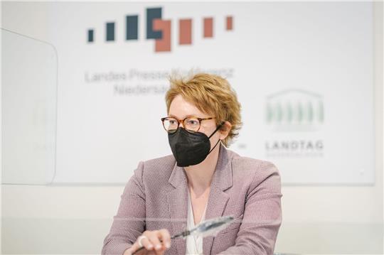 Daniela Behrens informiert in der Landespressekonferenz zur aktuellen Corona-Lage.