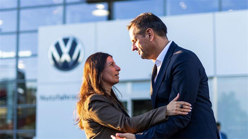 Daniela Cavallo, Gesamt- und Konzernbetriebsratsvorsitzende bei Volkswagen, und Niedersachsens Ministerpräsident Olaf Lies (SPD) verabschieden sich voneinander auf dem Werksgelände von Volkswagen Nutzfahrzeuge in Hannover.