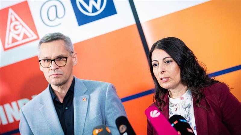 IG Metall droht vor Tarifrunde mit Eskalation Daniela Cavallo, Gesamt- und Konzernbetriebsratsvorsitzende der Volkswagen AG, und Thorsten Gröger, Bezirksleiter der IG Metall, zeigen sich zum Start der vierten Tarifrunde kämpferisch. (Archivbild)