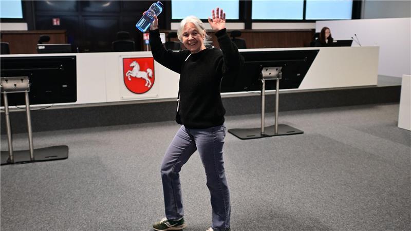 Daniela Klette winkt freudig, wenn Unterstützer im Publikum sitzen. (Archivbild)