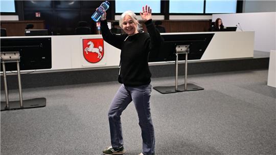 Daniela Klette winkt freudig, wenn Unterstützer im Publikum sitzen. (Archivbild)