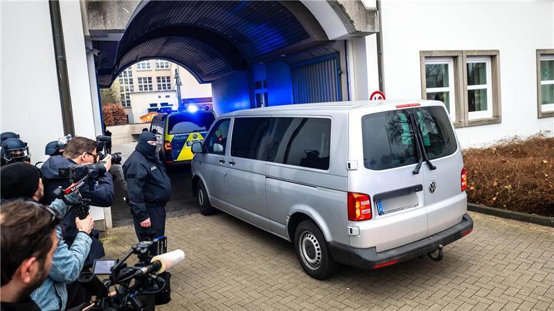 Von der RAF-Terroristin zur Räuberin? Daniela Klette steht vor Gericht Daniela Klette wird mit einem Transporter zum Gerichtssaal gefahren.