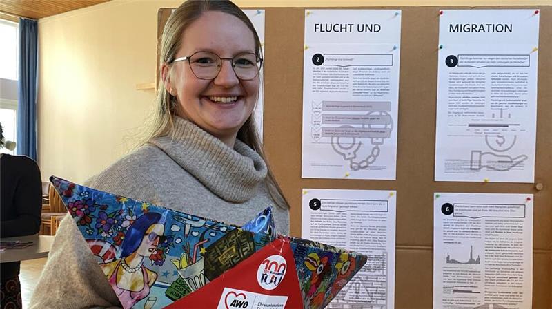 XXL-Schiff: Buxtehude sendet eine klare Botschaft nach Brüssel Daniela Stukenbrock steht vor der Infotafel zum Thema Flucht und Migration