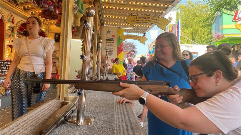 Klassiker auf dem Pfingstmarkt: Das lieben die Leute am Volksfest Daniela Zirzow probiert sich mit Schwester Melanie an der Schießbude von Familie Stummer.