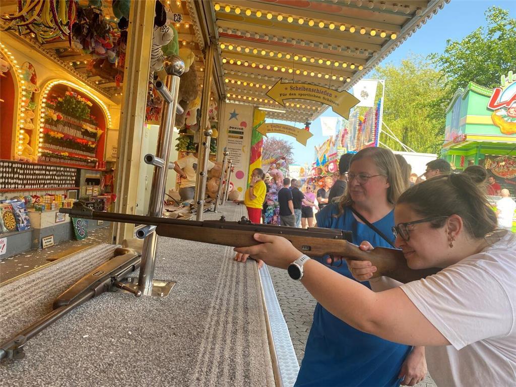 Daniela Zirzow probiert sich mit Schwester Melanie an der Schießbude von Familie...