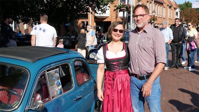 Bier, Trecker, Shopping: Das war am Sonntag los in der Buxtehuder Altstadt Daniela aus Hollenstedt freut sich eigentlich über die Gelegenheit, ihr in Österreich gekauftes Trachtenkleid zu tragen. Sie bedauert, dass kaum jemand in Tracht unterwegs sei. Gemeinsam mit ihrem Begleiter sei sie schon auf vielen ähnlichen Festen in Norddeutschland gewesen, aber nach München möchten sie nicht. Das sei zu viel und zu groß, sind sie sich einig.