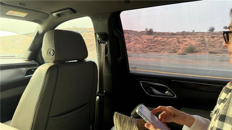 Daniela und Thomas Tidiks fahren drei Stunden durch Oman - mit Blick auf die karge Landschaft.