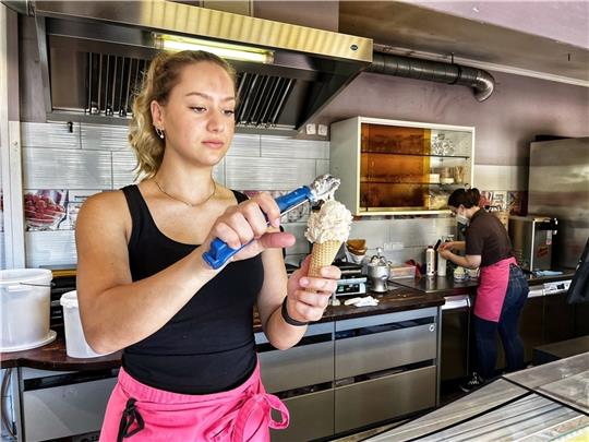Daniela vom Eiscafé Köpke macht gerade ein Eis der angesagten Sorte „Mister Nico“ fertig. Es besteht aus Erdnüssen, Schokolade und Salzkaramell. Foto: Richter