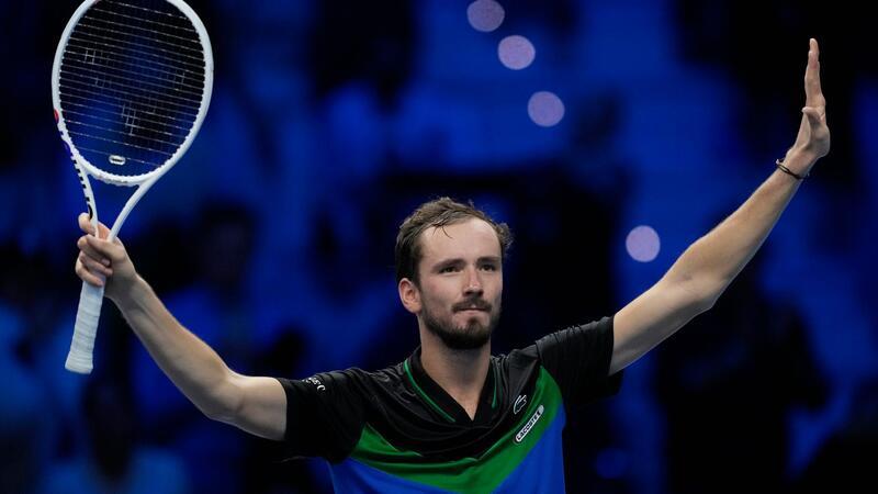 Daniil Medwedew feiert seinen Sieg gegen Landsmann Andrej Rubljow.